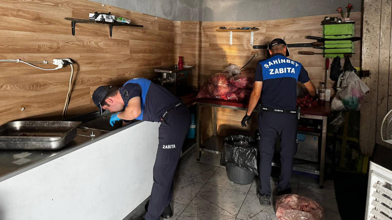 Yurttaşlara yedireceklerdi! Gaziantep'te 500 kilo ciğer ve et imha edildi: İşletme mühürlendi