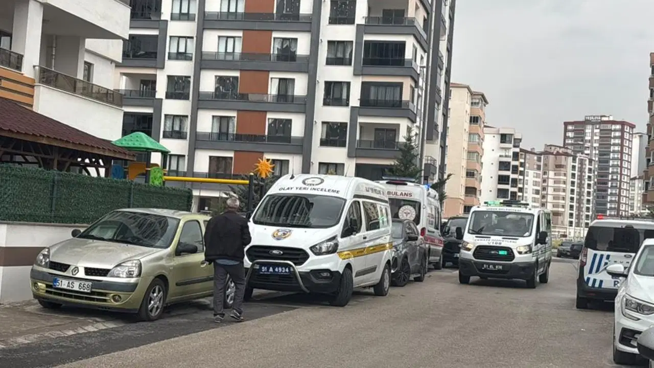 22 yaşındaki genç kadın çatı katında ölü bulundu