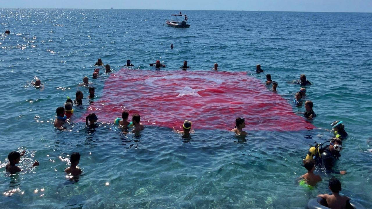Antalya'da denizde dev Türk bayrağı açıldı