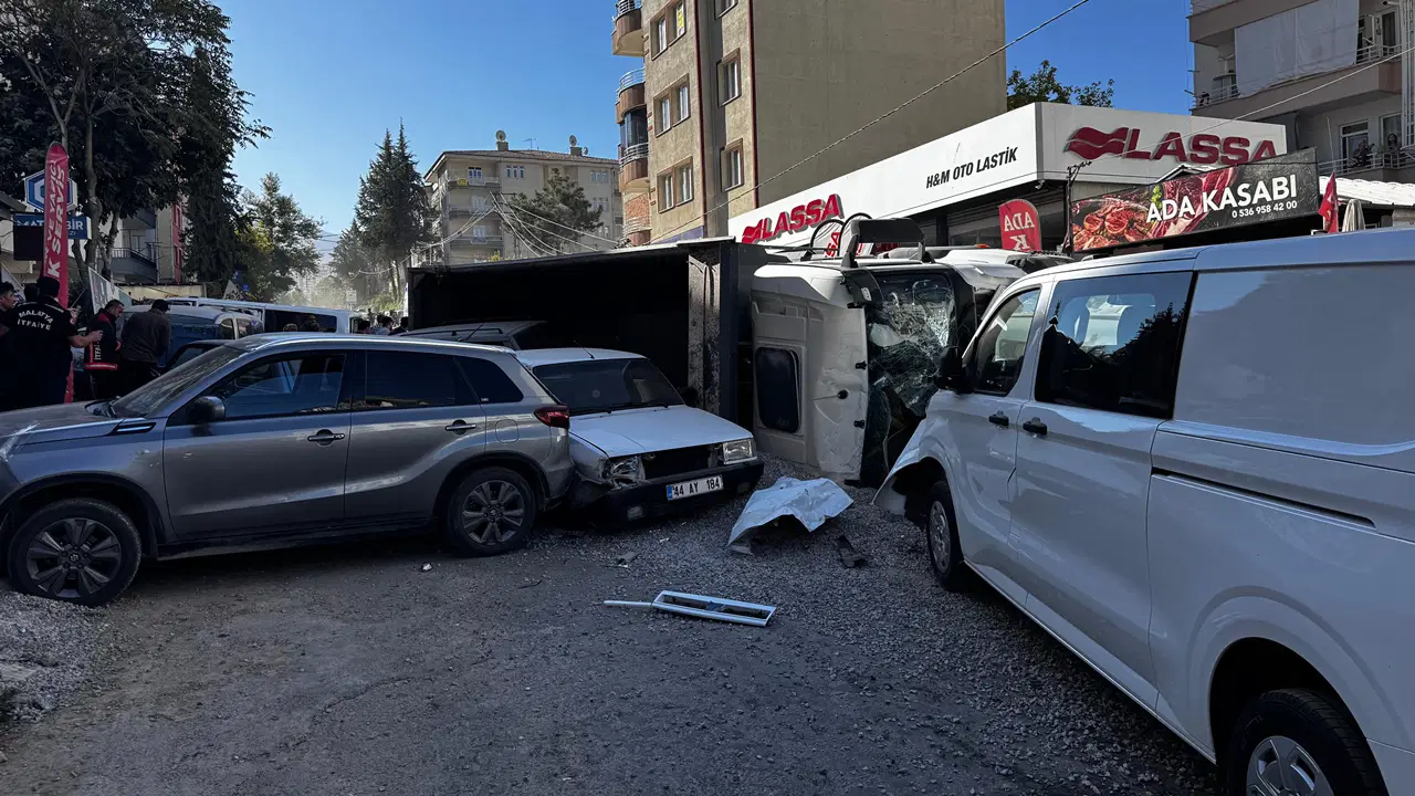 Ortalık savaş alanına döndü! Hafriyat kamyonu 15 araca çarptı