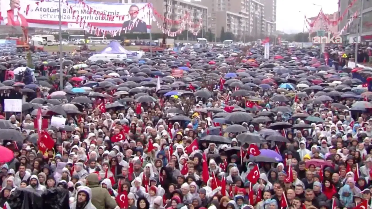 CHP'nin Denizli mitingi başladı: Yurttaş yağmurlu havaya aldırış etmeden meydanı doldurdu