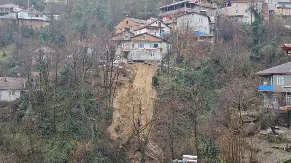 Zonguldak’ta korkutan heyelan: 8 kişilik aile tahliye edildi