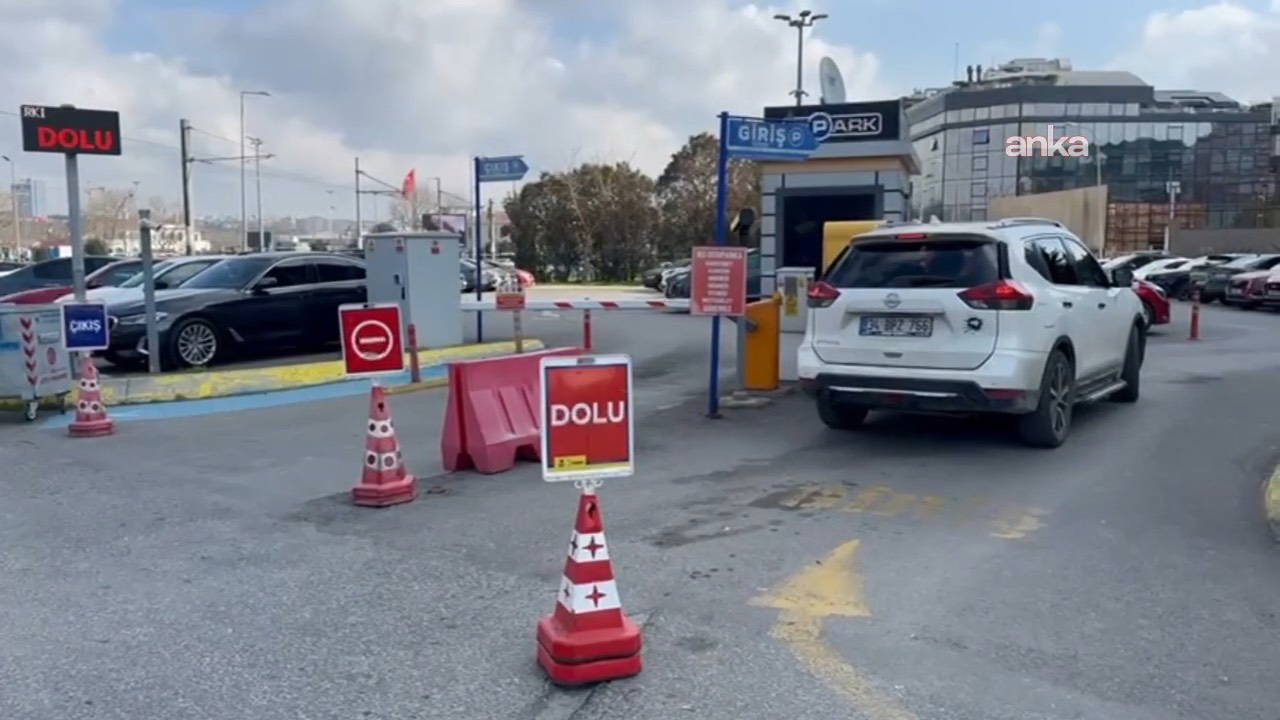 Kadıköy'de 'cami' ısrarı İSPARK'ı kapattırdı: Yurttaşlar ilçenin en büyük otoparkından oldu
