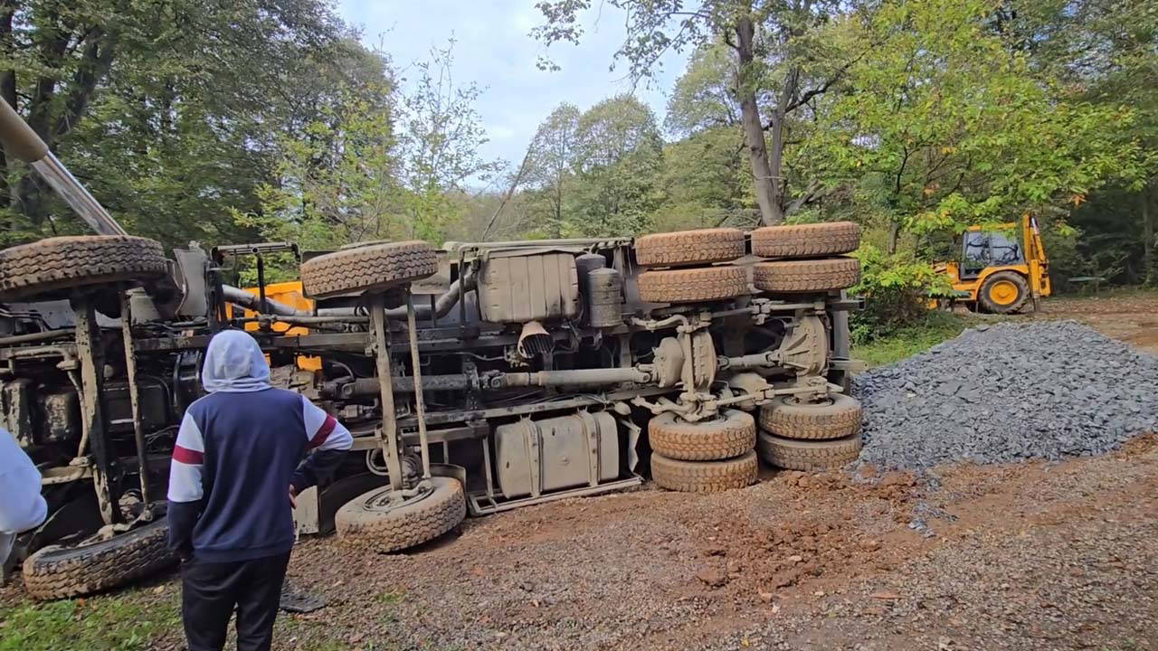 Beykoz'da mıcır yüklü kamyon devrildi; şoför yaralandı