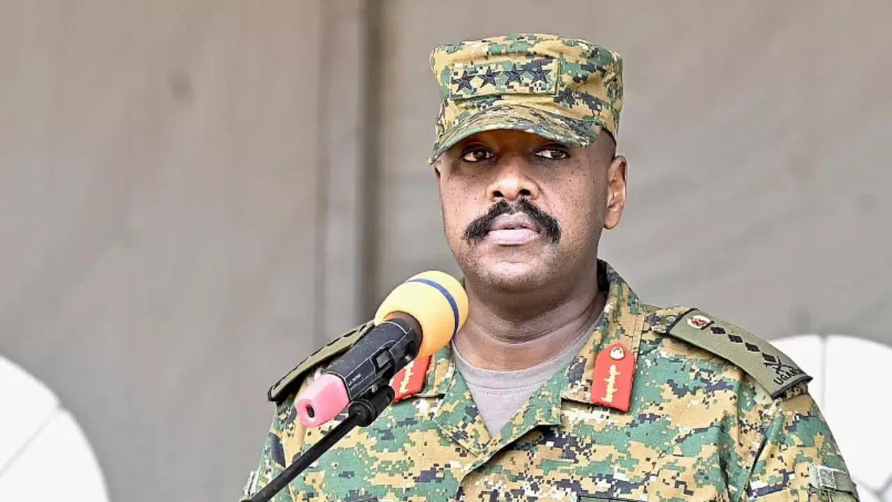 Türkiye’den para istemiş, tehditleri sıralamıştı… Uganda Savunma Kuvvetleri Komutanı’ndan geri adım