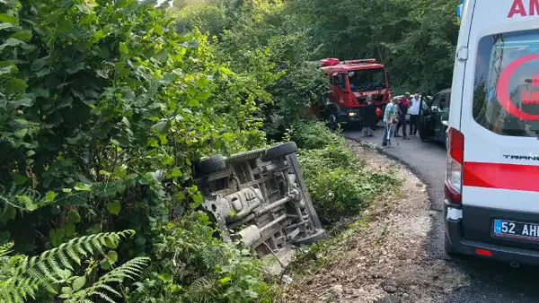 İşçileri taşıyan minibüs ile hafif ticari araç çarpıştı: Yaralılar var