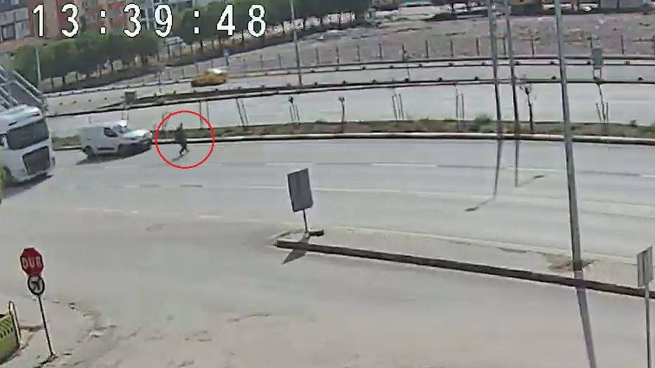 Maça yetişmek için üst geçidi kullanmayınca hafif ticari araç çarptı