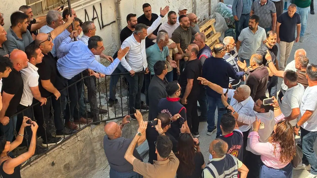 Niğde'de butlancı ekibin atadığı heyet kapı dışarı edildi, il binasına girişi engellendi