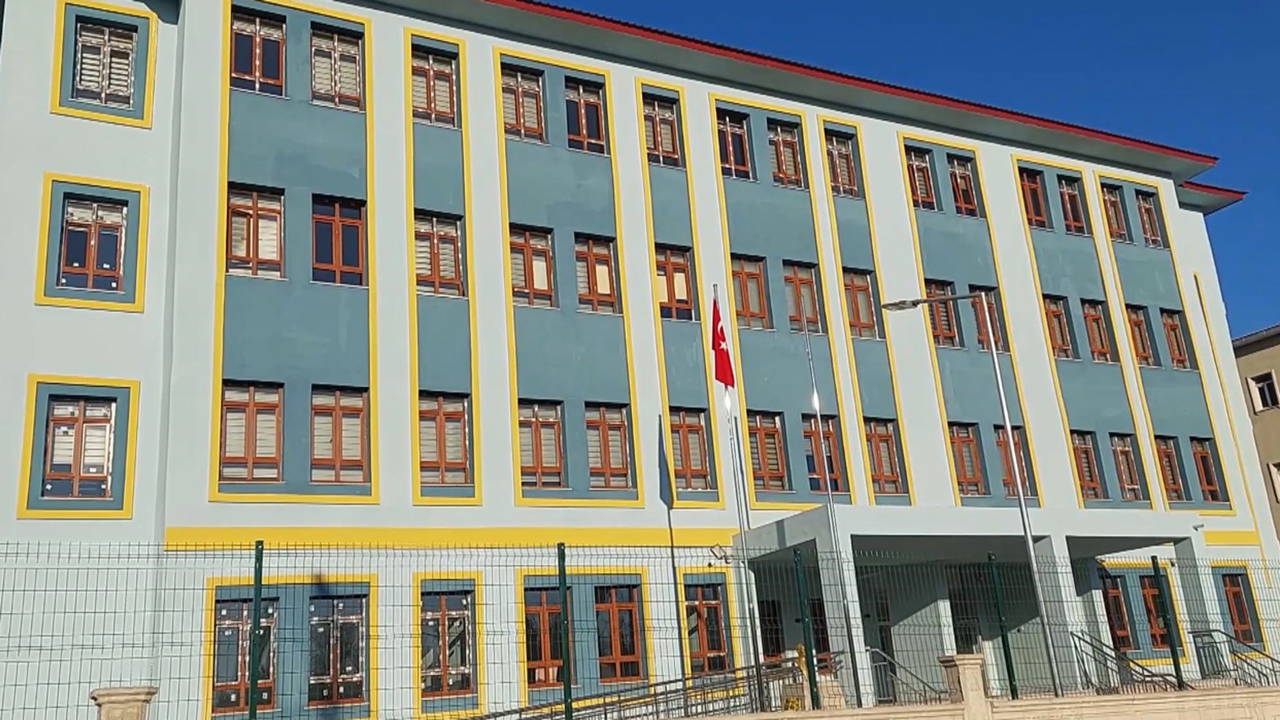 Sülfür gazı nedeniyle bir okulda eğitime ara verildi!