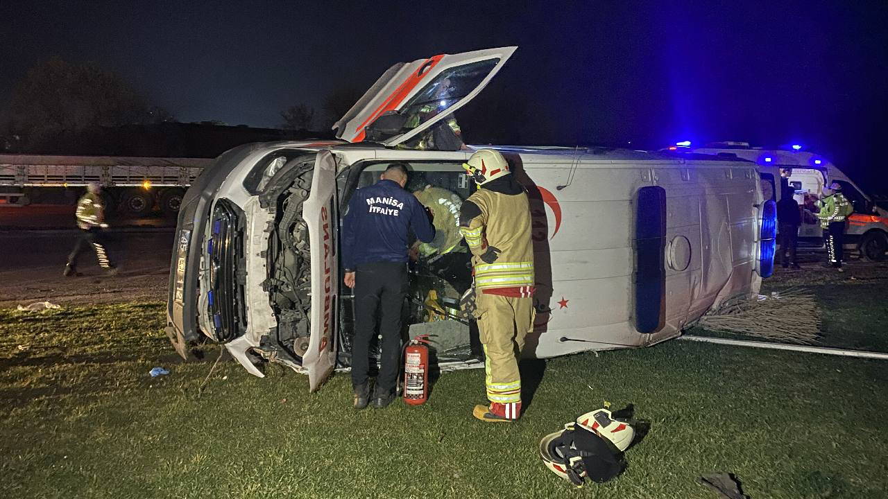 Manisa'da otomobil ile ambulans çarpıştı: Yaralılar var!