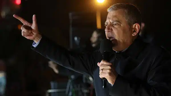 Özgür Özel'den İstanbullulara çağrı: Saat verdi, bu akşamı işaret etti!