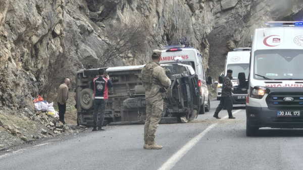 Hakkari'de minibüs takla attı: 1'i ağır 4 yaralı var!