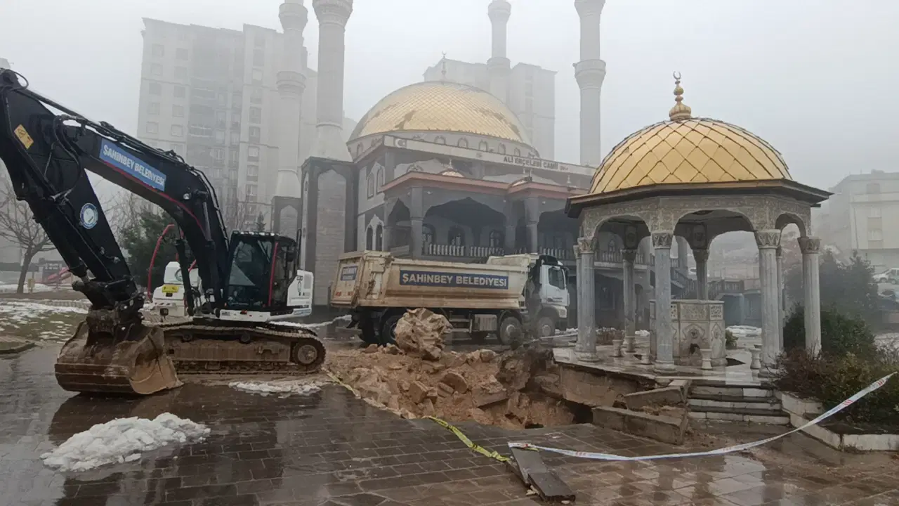 Gaziantep'te caminin avlusunda çökme: Faciadan dönüldü!
