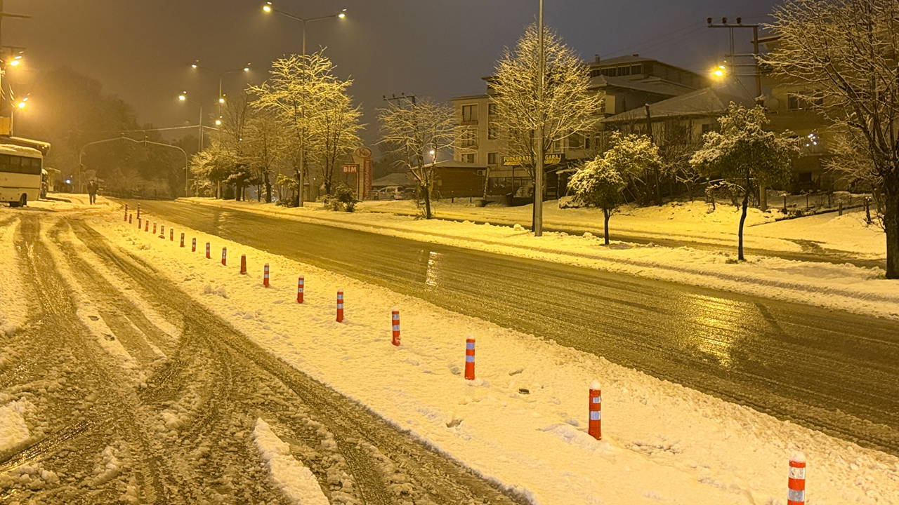 Bartın'da kar yağışı: 65 köy yolu ulaşıma kapandı