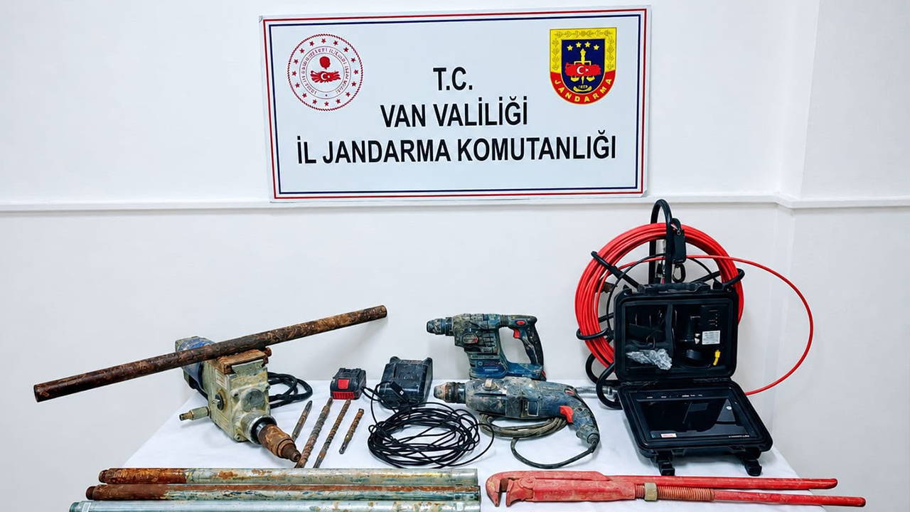 Tarihi kalede kaçak kazıya suçüstü: Çok sayıda ekipman ele geçirildi!