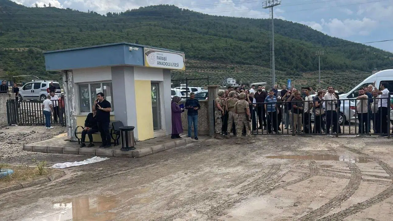 Osmaniye'de okul bahçesinde öğretmene silahlı saldırı: Şüpheli gözaltına alındı