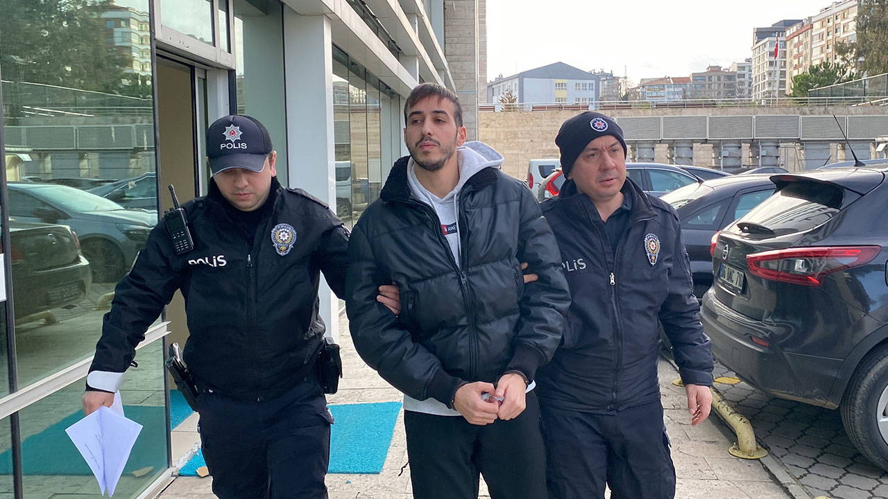 'Ters baktın' tartışması: 2 kişinin boynuna bıçak dayadı, tutuklandı