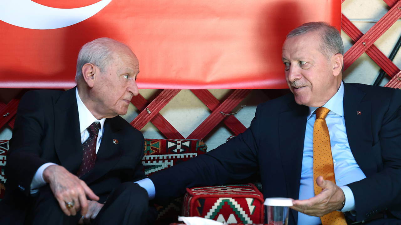 Fatih Altaylı'dan 'kriz' iddialarına dikkat çeken yorum: 'Bahçeli, kendi başlattığı Terörsüz Türkiye sürecini bile Erdoğan'ın hatırı için bitirebilir'