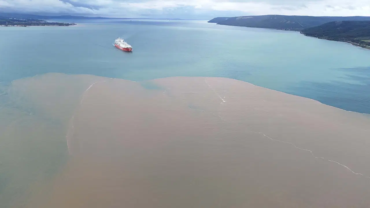 Çanakkale Boğazı'nda denizin rengi kahverengiye döndü