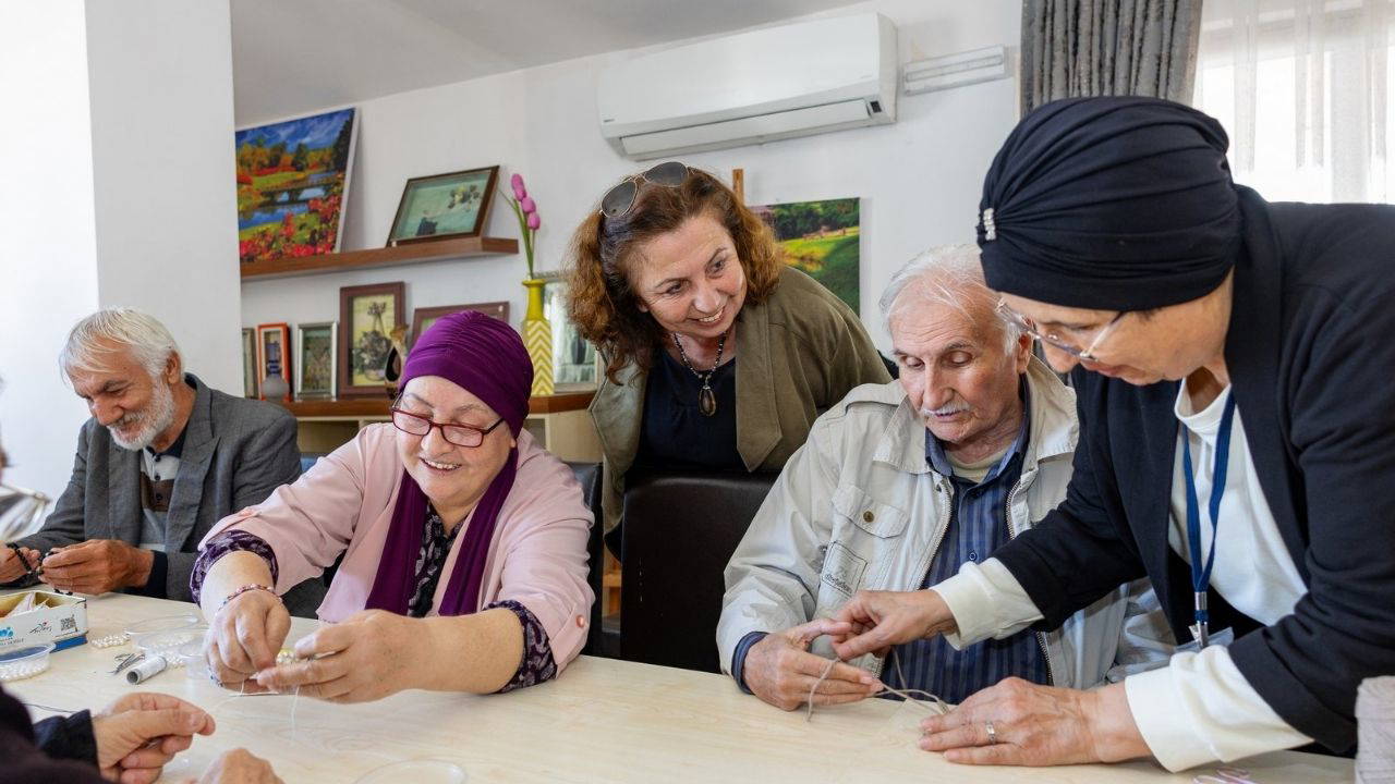 Manavgat’ta huzurevi sakinlerine el sanatları etkinliği