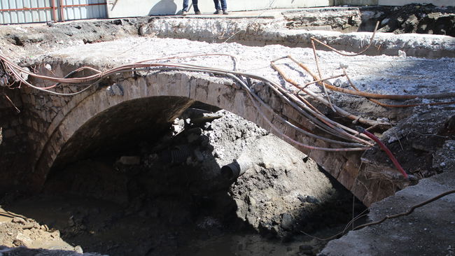 Yolun altında keşfedildi...