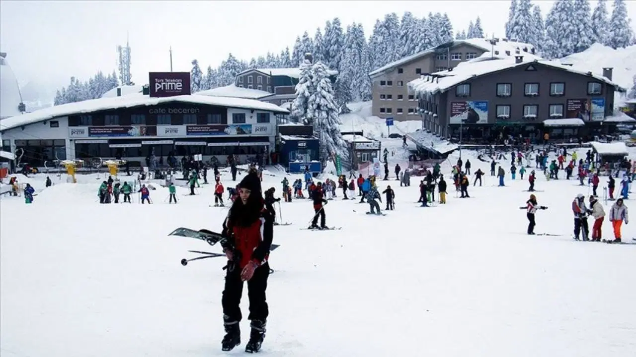 Uludağ’a yoğun kar yağdı, pistler doldu taştı
