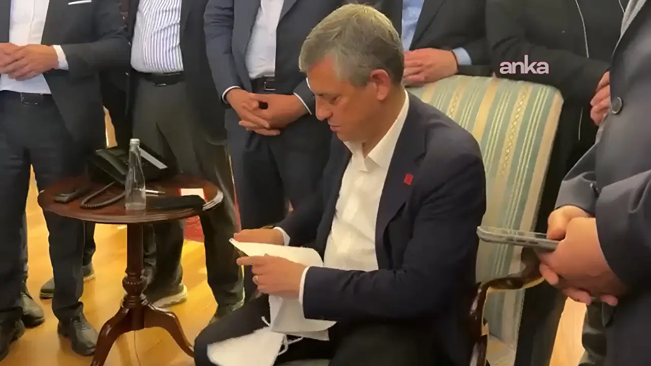 Özgür Özel, kendisine ulaştırılan tebligatı yırttı