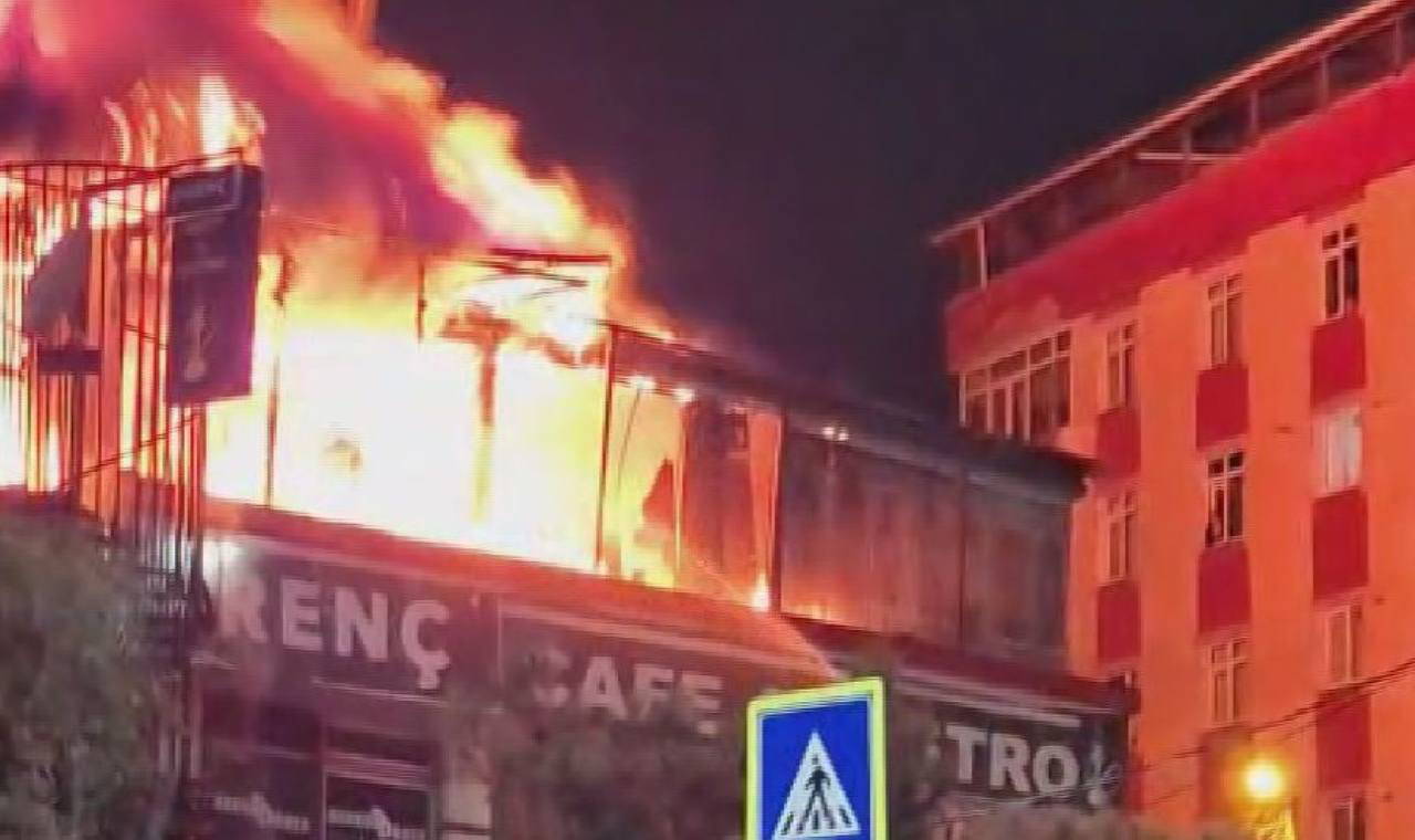 İstanbul'da bir kafe alevler içinde kaldı!