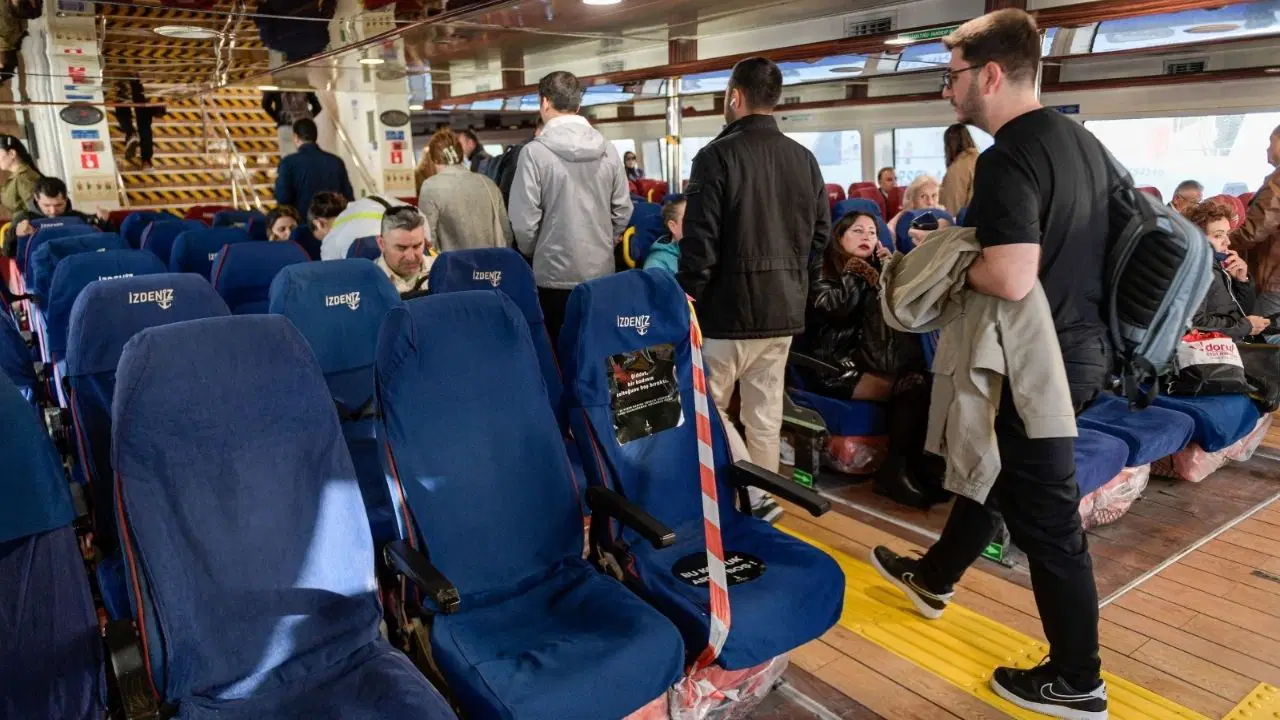 İzmir’de “boş koltuk”lu 25 Kasım mesajı: Bir koltuk boş, bir kadın eksik