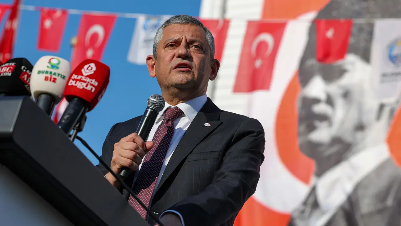 Özgür Özel o meydanda konuştu, 'sandık iradesi' mesajı verdi: 'Bu millet başını cephede eğmedi, masada eğmedi...'
