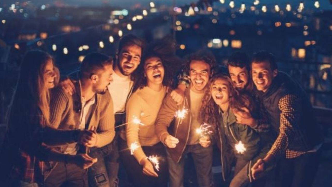 Muhabbetiyle her ortamı neşelendiren 4 erkek burcu: Bu burçlar arkadaş grubunun vazgeçilmezleri