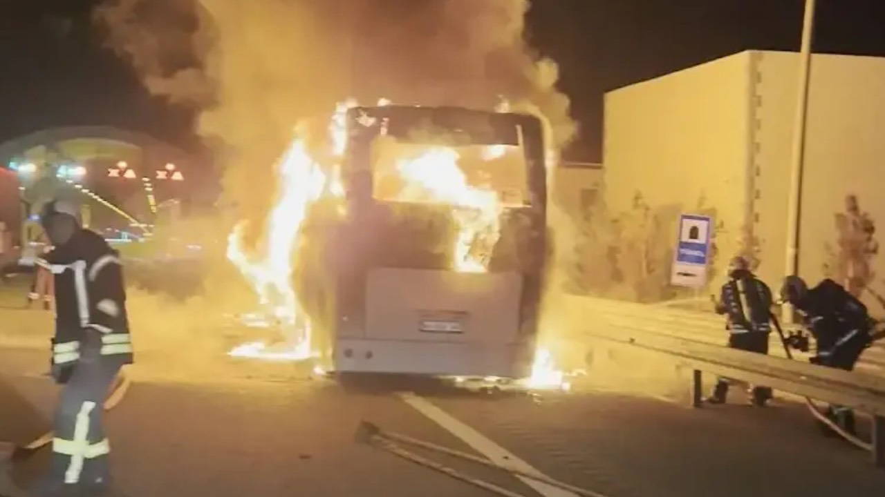 Otoyolda yolcu otobüsü alev aldı