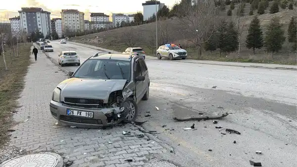 Eskişehir'de 3 araçlı zincirleme kaza: Çok sayıda yaralı var!
