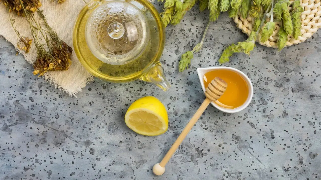 Yutkunma zorluğunu ve boğaz ağrısını anında dindiriyor: Mucizevi adaçayı ve bal karışımı...