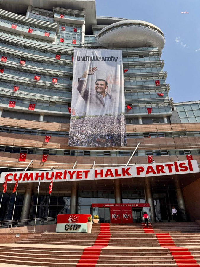 CHP Genel Merkezi binasına Ferdi Zeyrek’in fotoğrafı asıldı - Resim : 1