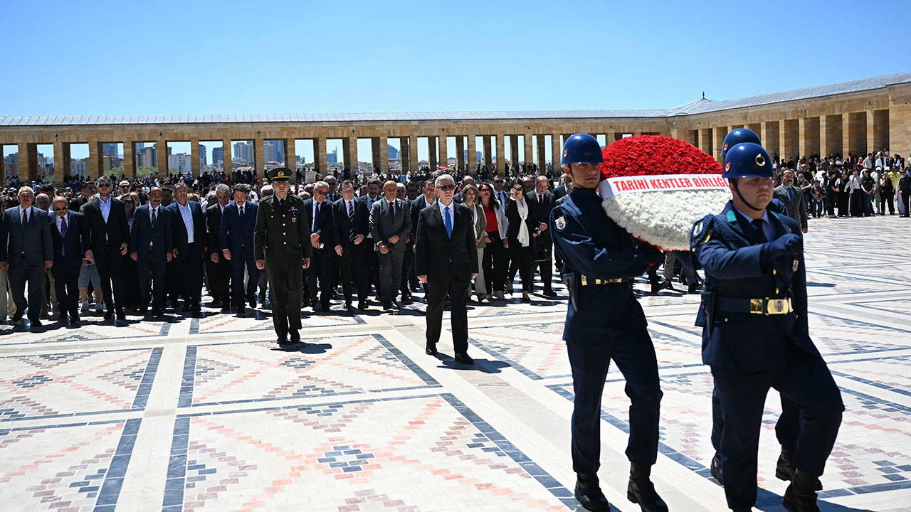 Mansur Yavaş'tan seçim sonrası Anıtkabir'e ziyaret