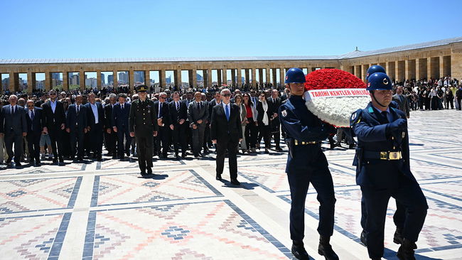 Mansur Yavaş'tan seçim sonrası Anıtkabir'e ziyaret