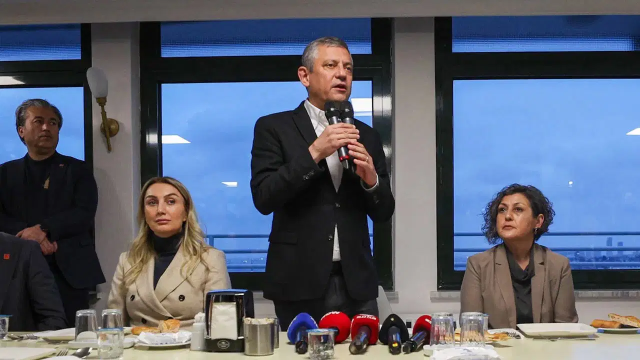 Özel bu yılın son iftarını Saraçhane’de yaptı: ‘Türkiye yeni bir iktidar için doğum sancısı çekiyor’