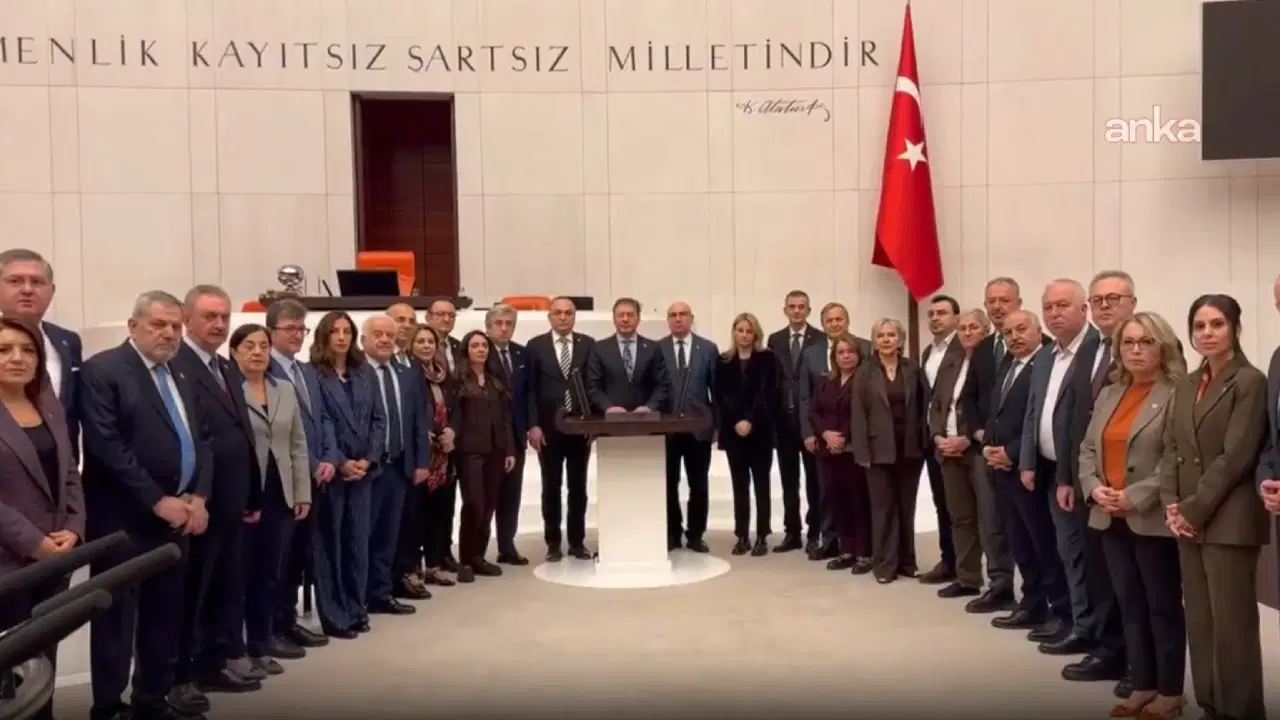 CHP'nin emekliler için 'Meclis'i terk etmeme' eylemi sürüyor... Murat Emir: Yarın emekli zammına bin liralık artışla gelirseniz komisyon salonunu dar ederiz
