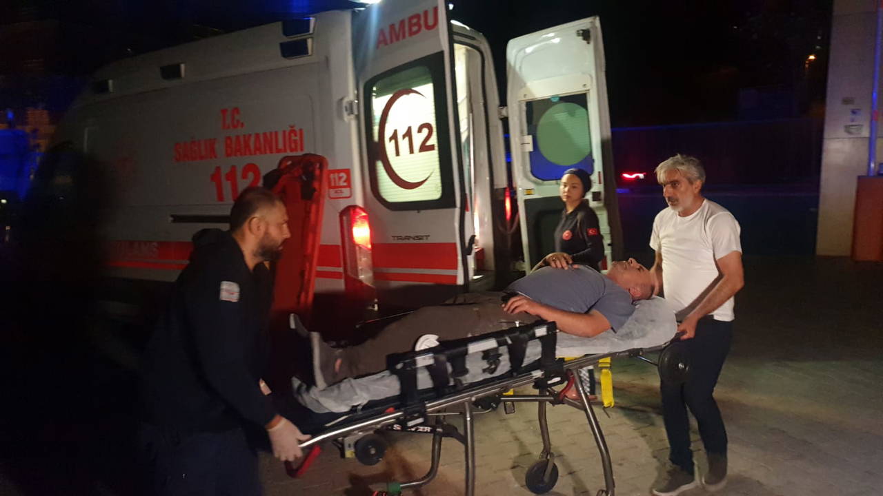 Çatıya çıkan komşlarının kızını kurtarmak isteyen 2 kişi yaralandı