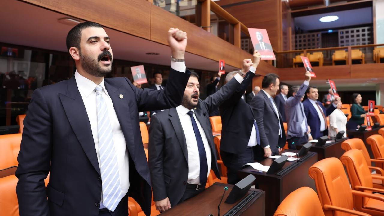 CHP'lilerin Meclis'te protestoları sürüyor: Genel Kurul'da 'hak, hukuk, adalet' sloganları!