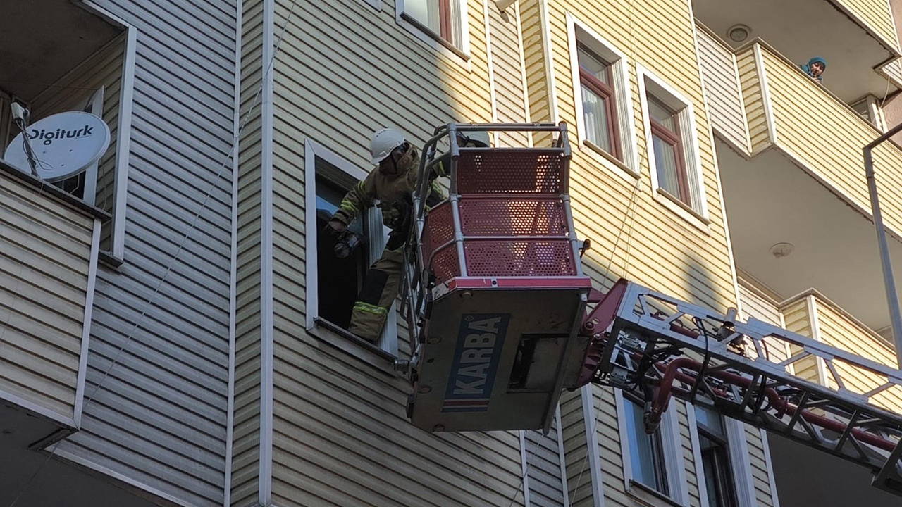 Kars'ta 6 katlı binada yangın: 1'i çocuk 3 kişi dumandan etkilendi