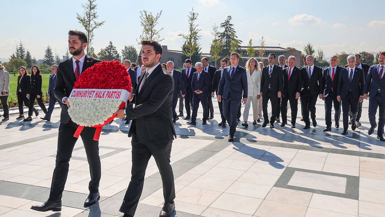 CHP 102 yaşında: CHP heyeti, Devlet Mezarlığı'nı ziyaret etti