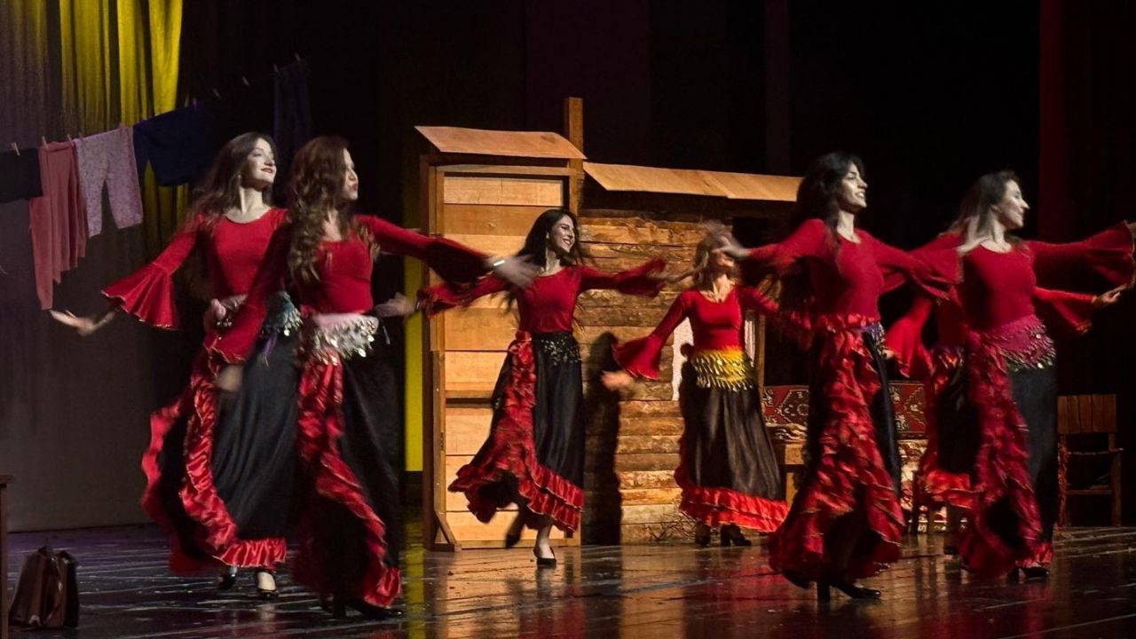 Bursa'da 'Deli Ayten' adlı tiyatro oyunu sahnelendi