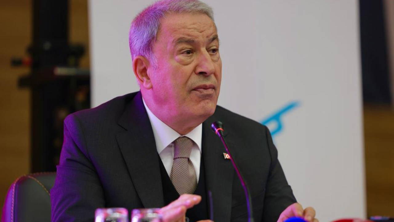 Hulusi Akar'dan üniversitelilere: 'Okulu bırakın Çin'e gidin'