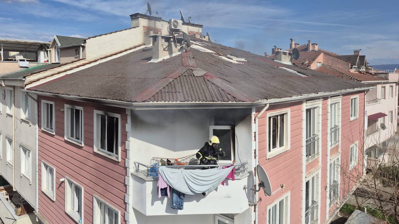 Evinde çıkan yangında bayılıp mahsur kaldı!