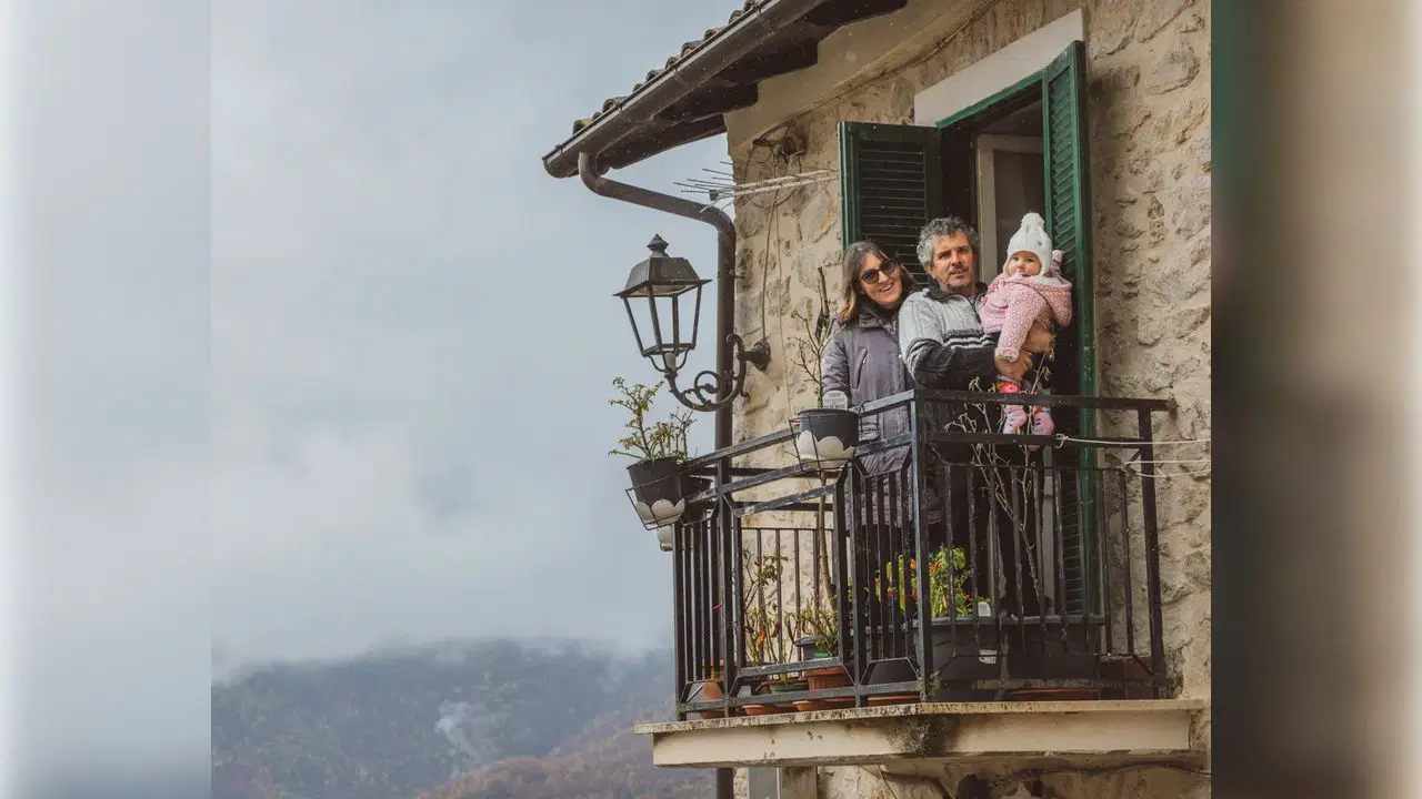 Kedilerin insanlardan fazla olduğu kasabada 30 yıl sonra bebek