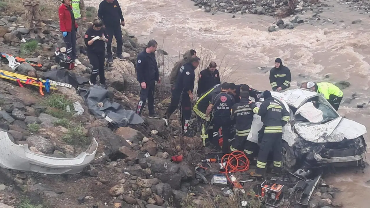Erzincan'da feci kaza... Otomobil dereye uçtu: Yaralı ve ölüler var