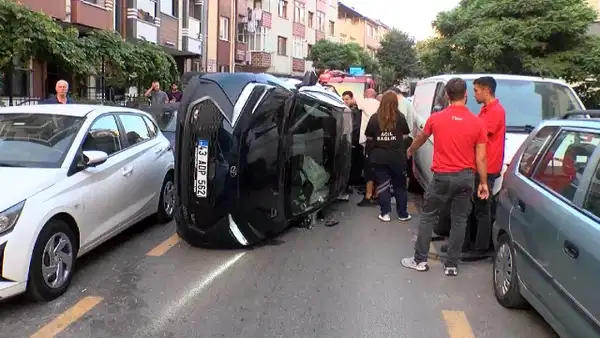 Park halindeki 3 araca çarptıktan sonra devrildi: 'Sese uyandık'