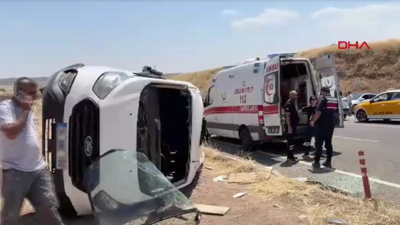 Diyarbakır'da öğrenci servisi ile otomobil çarpışması: 19 yaralı